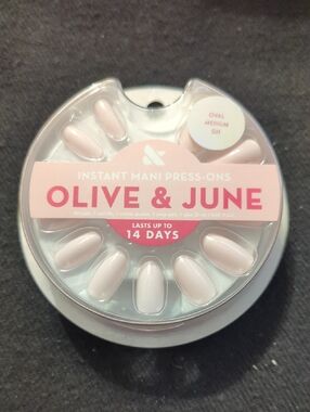 Olive & June Instant Mani Oval Medium In GH - Soft Pink - Press On Nails